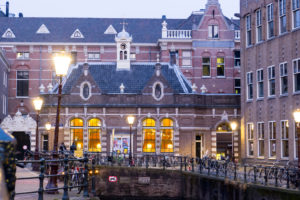 Univerare sitting of Amsterdam, Grimburgwal, dusk, Amsterdam, Holland, Netherlands Univerare sitting of Amsterdam, Grimburgwal, dusk, Amsterdam, Holland, Netherlands